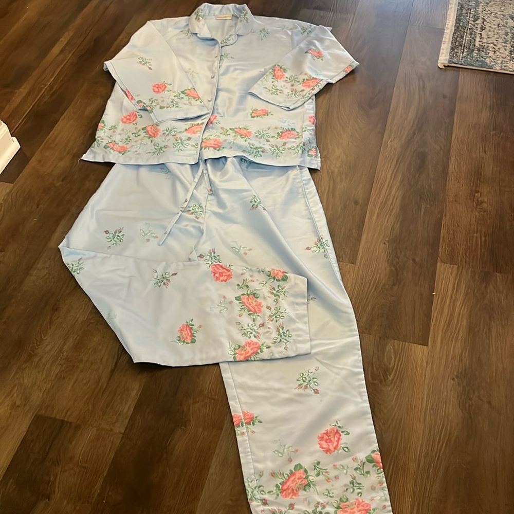 Intimate Essentials SZ L faux silk pajamas. Great condition.
